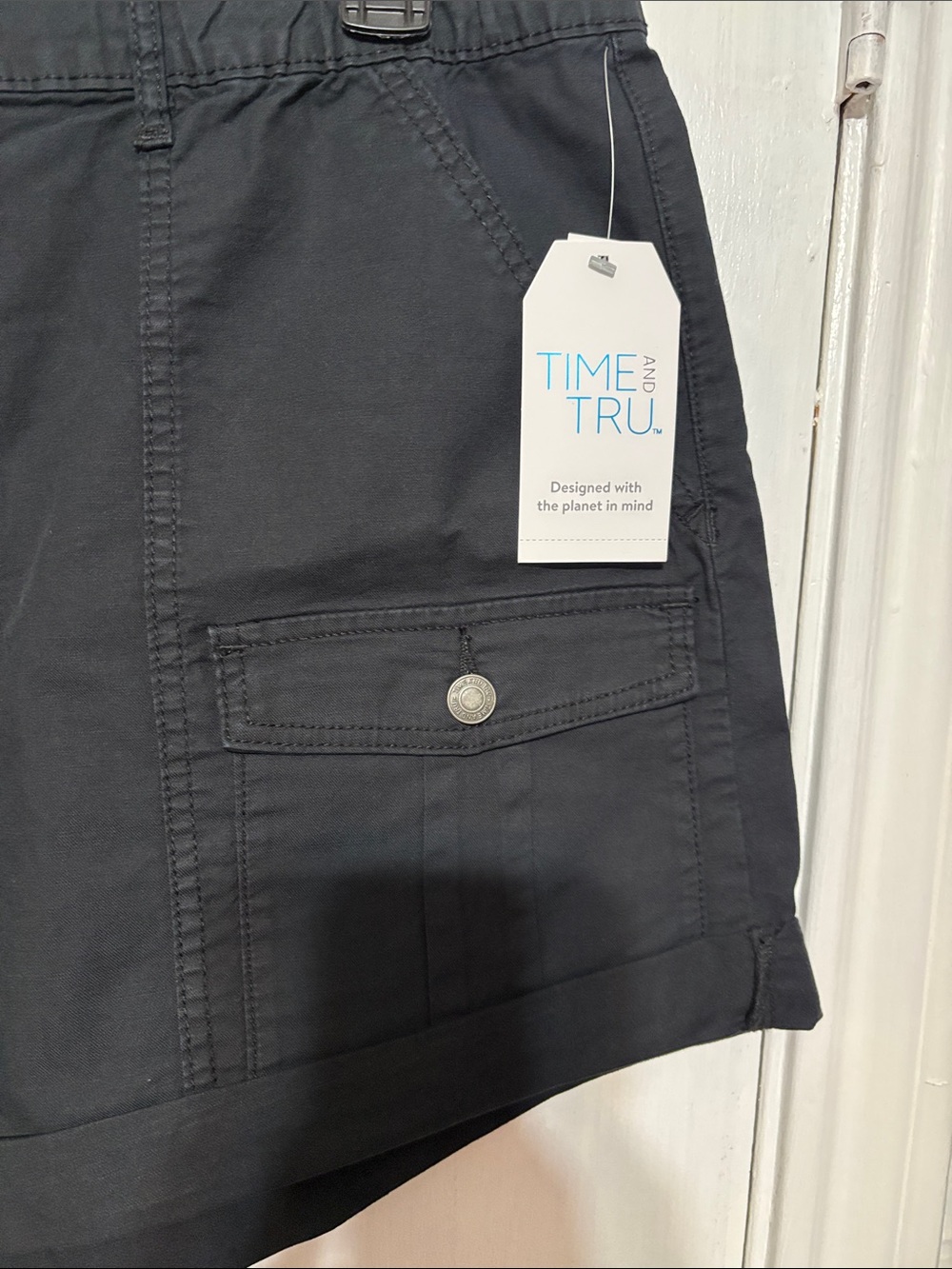 Time and Tru Black Cargo Shorts with Front Flap Pockets - Picture 3 of 5